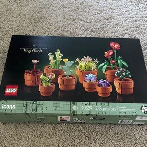 LEGO Botanical Collection Tiny Plants Set with Colorful Flowers